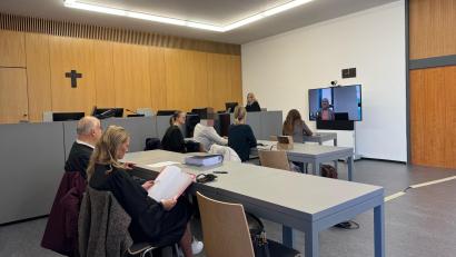 Bild: Stefanie Tretter
Anstelle des Hauptbelastungszeugen erscheint auf dem Bildschirm im Landgericht in Weiden eine Sprecherin des Gerichts in Polen – der Zeuge ist nicht erschienen.