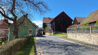Bild: bl
Anwohner Johann Goetz hofft für die Neunburger Straße in Altendorf schon seit Jahrzehnten auf eine Ortsumgehung. Vor zwei Jahren ist ein Lastwagen gegen die Wand zu seinem Anwesen gefahren. Der 69-Jährige fragt sich, ob ein geplanter Vollausbau der Staatsstraße nun die Chancen für eine Umgehung vollends zunichte macht.