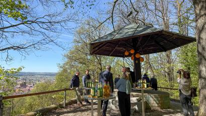 Bild: Petra Hartl
Stehtische mit Getränke gibt es beim Schwammerl in der Regel nicht. Am Freitag allerdings schon, denn es wurde die Renovierung des Aussichtspunktes „Schwammerl“ am Mariahilfberg gefeiert.