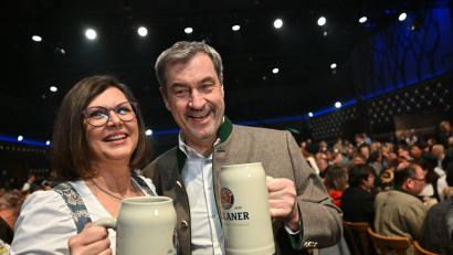 Bild: Peter Kneffel/dpa
Nicht nur Parteifreunde loben Ilse Aigner für ihre Bürgernähe. (Archivbild)