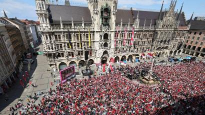 Bild: Daniel Löb/dpa
So sah es bei der Bayern-Party 2025 auf dem Marienplatz aus. (Archivbild)