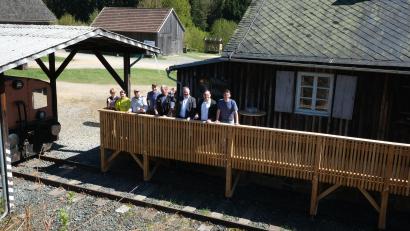 Bild: Hirsch
Die historische Raiffeisenhalle im Oberpfälzer Freilandmuseum Neusath ist jetzt über eine Rampe barrierefrei erreichbar,