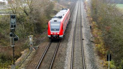 Archivbild: Hösamer
Der Bahnübergang in Irrenlohe wird für Bauarbeiten gesperrt. Umleitungen sind eingerichtet.