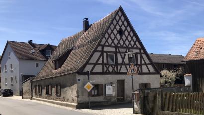 Bild: Werner Robl
Zu den derzeitigen Leerständen in Falkenberg zählt auch das "Gürtlerhaus",. Das Eigenturm der Marktgemeinde steht an der Ecke Kirchgasse/Schönfichter Straße. Für die Beseitigung aller Leerstände will der Markt rund 2,43 Millionen Euro in die Hand nehmen.