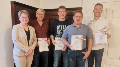 Bild: amö
Bürgermeisterin Sonja Meier verabschiedet die ausscheidenden Markträte Michael Merthan, Johann Drexler, Andreas Höcherl und Michael Wagner (von links).