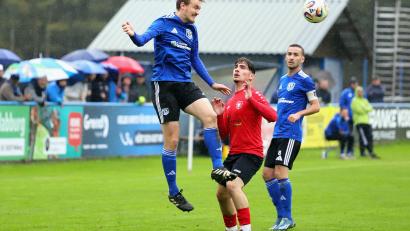 Bild: war
Zweikampf in luftiger Höhe: Ein Martin Pasieka (vorne) setzt sich per Kopfball gegen seinen Gegenspieler vom FC Kosova Regensburg durch – auch am Sonntag hofft der SV auf Punkte an der Donau.