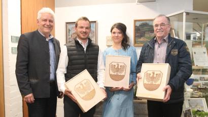 Bild: pi
Bürgermeister Robert Lindner (links) sagt Mathias Schnabl, Julia Bayer und Heinz Kett (weiter von links) "Vergelt's Gott" und übergibt Geschenke.