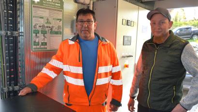 Bild: jr
Die beiden Wasserwarte Karl Gleißner (links) und Wolfgang Schiffmann haben die Wasserversorgung der Stadt Mitterteich bestens im Blick. Sie brachten dem Bauausschuss das neue Notstromaggregat näher.