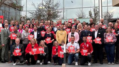 Bild: Katrin Hirsch
Die ehrenamtlichen Spendenempfänger zusammen mit den Vorständen, Thomas Pickel, erster von links, zweite Reihe und Vorstandsmitglied Sonja Kalb, erste von rechts, zweite Reihe.