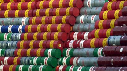 Bild: Kay Nietfeld/dpa
Ölfässer im Hamburger Hafen (Archivbild). Hohe Energiepreise bremsen die Wirtschaft aus.