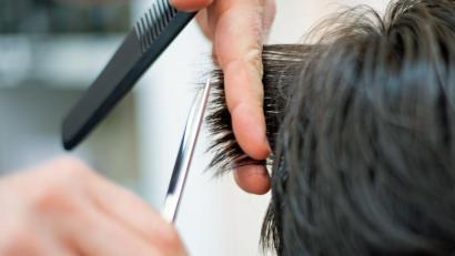 Bild: Symbolbild Friseur/dpa
Gegen den 21-jährigen Friseur wurde ein Strafverfahren eingeleitet. (Symbolbild)