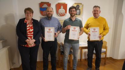 Bild: wel
Dieterskirchens Bürgermeisterin Anita Forster verabschiedete die drei Gemeinderäte (von links) Peter Schwendner, Andreas Rückerl und Erhard Fischer