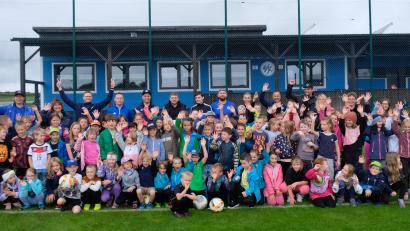 Bild: Robert Dotzauer
Der Gemeinde und dem FC gelang der große Wurf, sich zur Finanzierung der Modernisierung der FC-Sportstätte Gelder aus dem Bundesprogramm zur Sanierung kommunaler Sportstätten zu sichern.