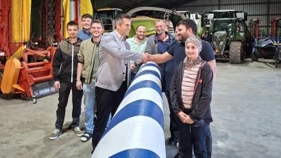 Bild: Veronika Biegerl
Die „Maibaumauslöse“ ist erfolgreich verlaufen und abgeschlossen. Die Verhandlungen zwischen der Feuerwehr Nunzenried und Oberviechtachs Bürgermeister Rudolf Teplitzky führten zu einem "Deal".