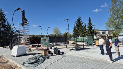 Bild: Lowak
Drei neue Padel-Plätze entstehen derzeit auf dem Gelände des SV Altenstadt/WN. Das Vorstandsteam mit Werner Gößl, Niklas Bock und Uli Hösl (von links) freut sich auf die Eröffnung Ende Mai.