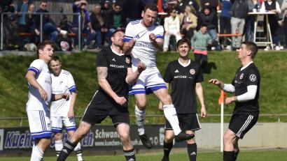 Bild: Hans Mark
Der SV Diendorf (weiß) muss im Abstiegskampf gegen den Tabellenletzten aus Nittenau punkten.