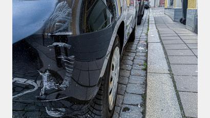 Symbolbild: Stephan Huber
Ein unbekannter Fahrer beschädigt einen schwarzen Mercedes in Pleystein und flüchtet.