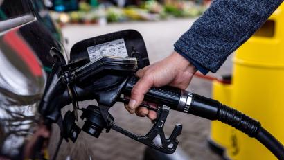 Bild: Frank Hammerschmidt/dpa
Tanken wird gerade wieder teurer. (Archivbild)