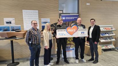 Bild: Alexandra Kasseckert
Bei der Spendenübergabe in Mitterteich (von links): Wolfgang Kreger (Kirchenverwaltungsvorstand), Daniela Malzer (Kirchenverwaltung), Pfarrer Oliver Pollinger, Dieter Ernstberger (Initiator) und Patrick Krämer (Kundenberater).