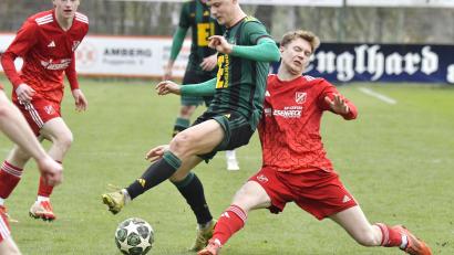 Bild: Hubert Ziegler
Voller Einsatz im Titelrennen: Fabio Pirner (2.v.r.) von der DJK Ammerthal wird in dieser Szene von seinem Gegenspieler vom TSC Neuendettelsau hart attackiert. Beim Tabellenschlusslicht Röslau wird's wohl nicht angenehmer.