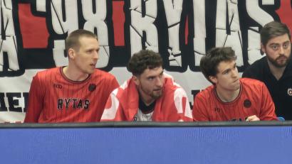 Bild: Tobias Schwarzmeier
Zwischenzeitliche Atempause: Kay Bruhnke (Mitte) fiebert auch auf der Bank mit seinen Teamkollegen mit.