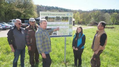 Bild: kek
Neue Infotafeln rund um das Naturschutzgebiet inspizieren (von links) Markus Kürzdörfer, Ludwig Wittmann, Wolfgang Wiesent, Katharina Bogenberger und Uwe Schlegel.