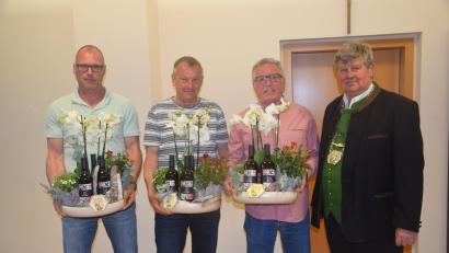 Bild: fz
Verdiente Kommunalvertreter. Etzenrichts Bürgermeister Martin Schregelmann verabschiedet Rudolf Teichmann, Hans Beutner und Andreas Schiesl (von rechts) aus dem Gemeinderat.