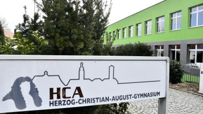 Archivbild: Petra Hartl
Für die Schüler am Herzog-Christian-August-Gymnasium in Sulzbach-Rosenberg bestand und besteht keinerlei Gefahr: Das machten Landrat Richard Reisinger und Hubert Saradeth vom Gebäudemanagement des Landkreises bei der Kreistagssitzung deutlich. Angesichts eines Senkungsschadens, der im Kreisausschuss die Woche zuvor Thema war, sorgten sich viele Eltern.