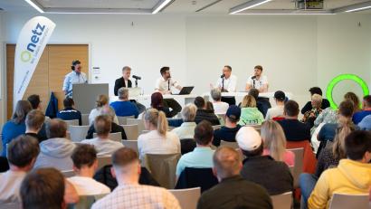 Bild: Marina Gube
Powerplay-Live-Podcast mit Jürgen Rumrich und Luca Gläser zur abgelaufenen DEL2-Saison der Blue Devils Weiden. Thematisch ging es um die abgelaufene Spielzeit und den bevorstehenden Abschied von Jürgen Rumrich.