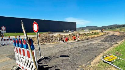 Bild: Matthias Bäumler
Ab sofort ist bis zum Ende der Arbeiten an der Waldershofer Ortsumgehung die Rodenzenreuther Straße beim Scherdel-Logistikzentrum gesperrt. Mit Folgen für die Verkehrsteilnehmer.