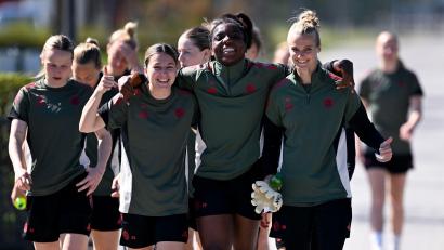 Bild: Sven Hoppe/dpa
Gute Laune vor dem bislang wichtigsten Spiel des Jahres: die Fußballerinnen des FC Bayern.