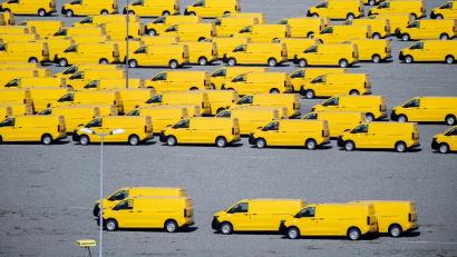 Bild: Hauke-Christian Dittrich/dpa
Zahlreiche gelbe Neufahrzeuge vom Typ Volkswagen T7 für die Deutsche Post stehen auf einem Gelände am JadeWeserPort in Wilhelmshaven und werden dort vor Auslieferung zwischengelagert.