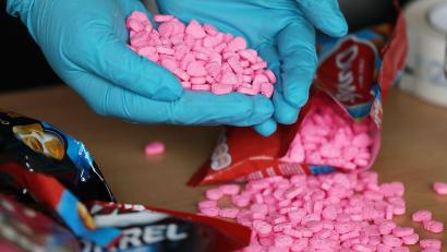 Bild: Oliver Berg/dpa
In Oberfranken sollen Drogen gezielt an Kinder und Jugendliche verkauft worden sein.