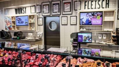 Bild: Oliver Berg/dpa
Viele Supermarktketten suchen verzweifelt nach Personal für ihre Bedientheken.