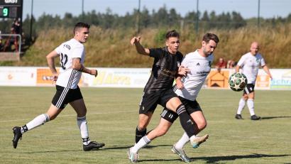 Archivbild: Dieter Jäschke
Der TSV Reuth (weiße Trikots) ist diese Saison zu Hause nur schwer zu schlagen. Das bekam auch in der Saisonanfangsphase im Derby der TSV Erbendorf bei seiner 1:2-Niederlage zu spüren. Am Sonntag stellt sich in Reuth Spitzenreiter SV 08 Auerbach vor, der auf dem Weg zur Meisterschaft diese Hürde überspringen muss.