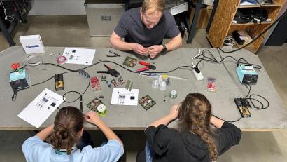 Bild: Nikoletta Georgoula
Vorne die beiden Schülerinnen, hinten Ausbilder Florian Helgert.