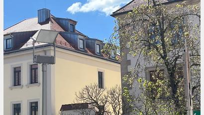 Bild: ihl
Die oberste Gaube auf der Nordwestseite des Anwesens Unterer Markt 4 in Nabburg muss rückgebaut werden, ebenso eine weitere auf der Südostseite.