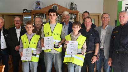 Bild: Gerhard Franz
Der beste Schülerlotse der Oberpfalz heißt Theo Smola (Mitte). Auf Platz zwei und drei folgten beim Schülerlotsen-Bezirksentscheid Jonas Lang (vorne rechts) und Beorn Klatt (vorne links). Es gratulierten (hinten, von links) Peter Starnecker, Martin Preuß, Gernot Schötz, Michael Rischke, Polizeirat Bernd Groß, Polizeiobrrat Heiko Sedelmaier, Gerald Haas und Joseph Decker.