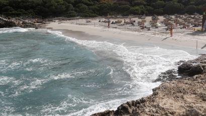 Bild: Clara Margais/dpa
Ein deutscher Urlauber ist im Osten Mallorcas bei dem Versuch ums Leben gekommen, anderen in Not geratenen Badenden zu helfen. (Archivbild)