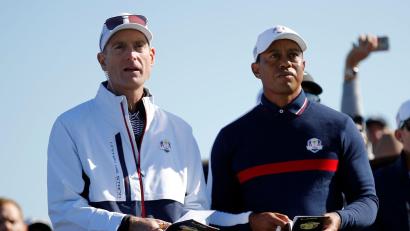 Bild: Francois Mori/AP/dpa
Statt Tiger Woods (r) wird Jim Furyk das US-Ryder-Cup-Team 2027 als Kapitän anführen. (Archivbild)