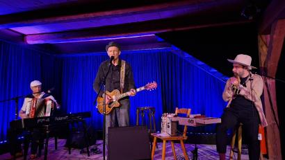 Bild: prh
Mit Ludwig Seuss, Abi Wallenstein und San2 (von links) begeisterten gleich drei Ikonen des Blues und Boogie Woogie beim Konzert am Schafferhof.