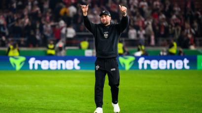 Bild: Tom Weller/dpa
Ein prickelnder Moment: Sebastian Hoeneß genießt die frenetische Stimmung im Stadion.
