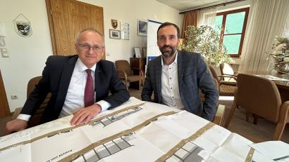 Bild: ck
Norma-Expansionsleiter Herbert Zangl (links) und Bürgermeister Armin Bulenda (rechts) haben am Freitag Fakten geschaffen: Der Markt Moosbach bekommt eine Norma-Filiale.