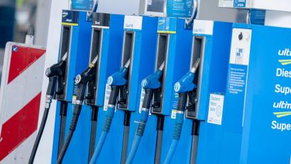 Symbolbild: Peter Kneffel/dpa
Tanken soll vorübergehend billiger werden.