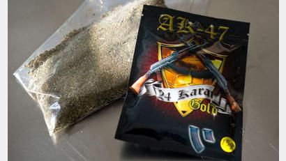 Bild: Christoph Schmidt/dpa
Leicht zu bekommen, billig - und in der Wirkung oft unkalkulierbar: Designerdrogen. (Illustration)