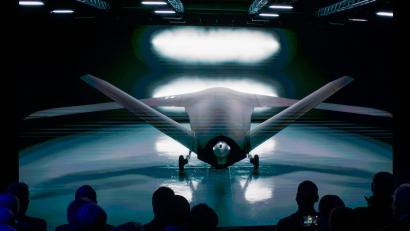 Bild: Peter Kneffel/dpa
Der Drohnenhersteller Helsing will sich vergrößern und bereitet den Bau eines neuen Werks vor. Unter anderem will das Unternehmen innerhalb von vier Jahren ein KI-gesteuertes unbemanntes Kampfflugzeug entwickeln. (Archiv)