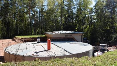 Bild: bnr
Die Sanierung des Hochbehälters Woppenhof II des ZV Glaubendorfer Gruppe hat bereits begonnen.Bisher wurde die erste Wasserkammer freigelegt und von außen abgedichtet.