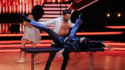 Bild: Rolf Vennenbernd/dpa
Ungewöhnliche Szene: Jurymitglied Jorge González liegt auf einem Tisch.