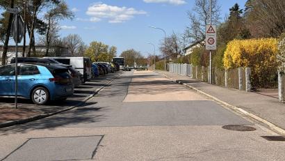 Bild: Maximilian Rewitzer/Stadt Vohenstrauß
Die Straße "Hinterm Schloss" an der Pfalzgraf-Friedrich-Mittelschule in Vohenstrauß soll ebenfalls verkehrsberuhigter Bereich werden. Es muss ein Konzept erarbeitet und die nötigen Mittel im Haushalt bereitgestellt werden. Eine kurzfristige Lösung ist laut Verkehrsausschuss nicht möglich.