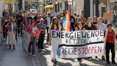 Bild: Petra Hartl
Fridays for Future Amberg zog am Freitag zur Rettung der Energiewende durch die Amberger Altstadt.